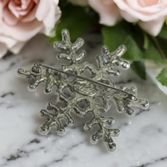 Retired KIRKS FOLLY Snowflake Brooch – A Sparkling Winter Wonderland! - Picture 6 of 7